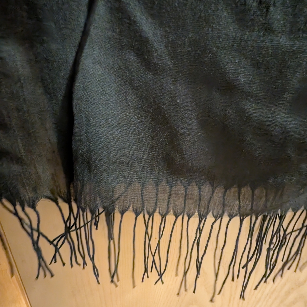 Chic Black Cashmere Scarf - Picture 3 of 4